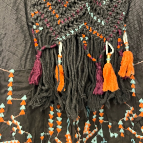 ⭐️Host pick!!⭐️ Anthropologie Akimi + kin macrame fringe embroidered boho top - Picture 2 of 8